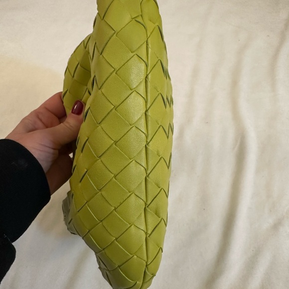 100% authentic Bottega Veneta mini Jodie leather handbag in chartreuse green. - Picture 7 of 11